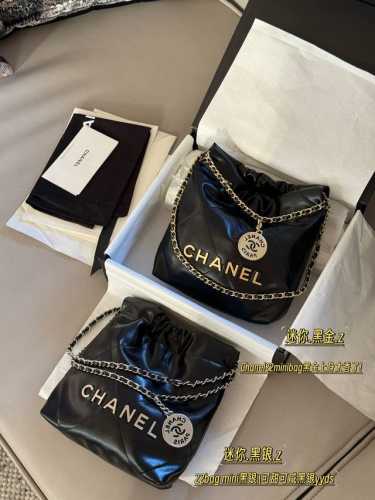 配盒 Size：20*20Cm 小香家 迷你22Bag 缩小版22Bag显得格外的俏皮可爱， 依旧是小牛皮材质， 柔软而轻盈！ 搜索 垃圾袋 Mini