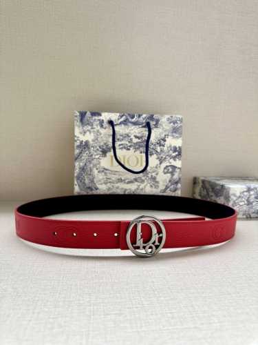 特 宽度3.5Cm Dior 这款金属覆层黄铜腰带扣是春季系列新品，致敬经典的 Oblique 图案。可与各式 35 毫米腰带搭配，彰显优雅气质与视觉风格。