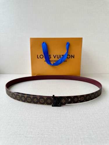 2.0宽Mini Lv 双面腰带以华美皮革和标志性 Monogram 帆布演绎两式风范，为纤细构型融入莹泽 Lv Initiales 金属搭扣