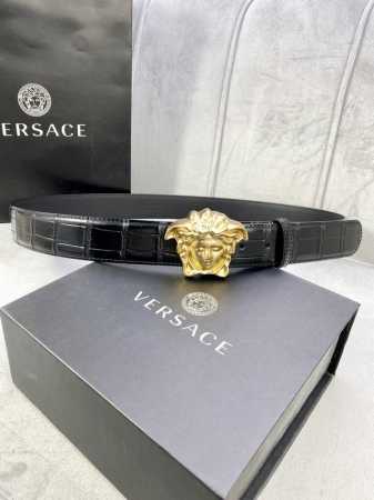宽度4.0Cm 范思哲versace标志：腰带扣上的3D美杜莎，赋予该款palazzo腰带很高的辨识度。腰带采用饰有mock Croc印花的柔软牛皮革制作。 D - 点击图像关闭