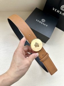 宽度4.0Cm Versace 范思哲 此款两面牛皮腰带的搭扣饰有品牌标志性的金 银色镜面光Virtus五金配件。