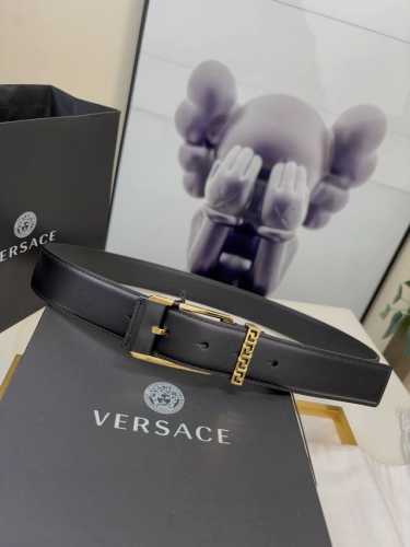 范思哲versace，这个经典的腰带由柔软的小牛皮制成，配有方形扣和精致的金属元素，路人上有希腊风格。3.5Cm宽