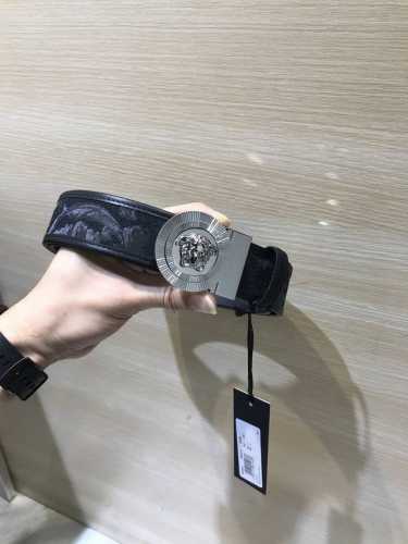 范思哲～专柜同款、实拍专柜官网，支持Nfc尺寸:38Mm，原版立体人头扣 美人头，极富设计美感 ，采用原版织物面料提花配制小牛皮，清晰美观，皮质软，手感舒适，档