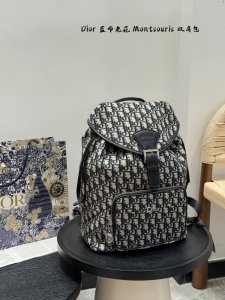 无盒子 Dior迪奥 Ophidia老花布艺面料 高级定制的双肩包 出品真是美呆了！ 不是软软的感觉！感觉很不错 牛仔短裤搭配大大的双肩包 ！想一想都充满正能量