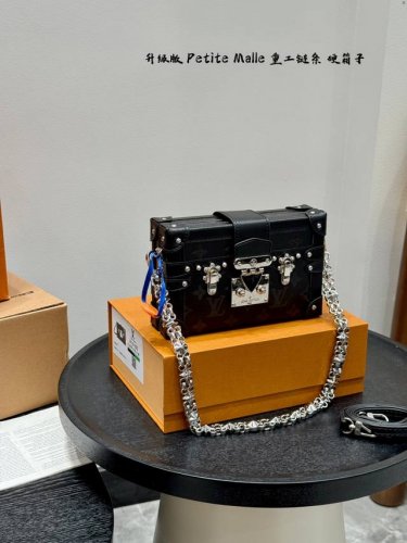 复刻版 礼盒包装 Size：19*12Cm Lv 小盒子小箱子Petite Malle 这个硬盒子的颜值太高啦！ 立体浮雕Logo搭配重工链条 黑银系类Yyds