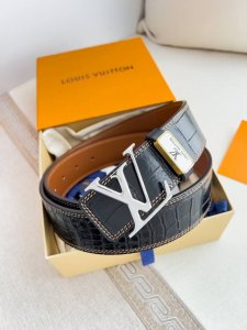 品名： Lv..路易..威登腰带皮带原单 型号：挂扣，经典纯钢材质挂扣，头层牛皮，图片实物拍摄 材料：头层牛皮，挂扣系列，纯钢材质扣头，钯镀电镀工艺永不掉色。经