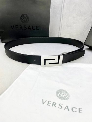 宽度3.5Cm Versace 范思哲 此款柔软的 手掌纹皮底 皮带饰有一个几何形状的希腊回纹别扣，既时尚又优雅。