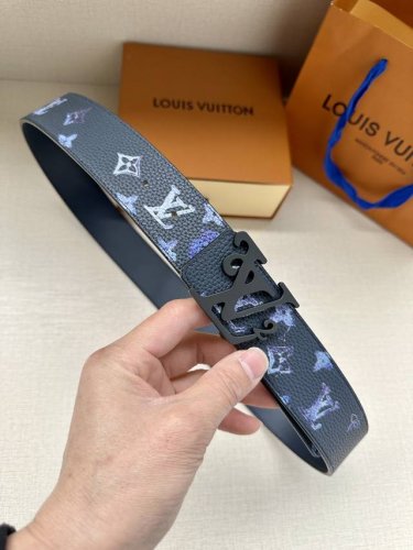 特 Lv新款出货，原版品质，带身4.0Cm宽。采用特色印花图案面料，荔枝纹头层牛皮底制作。搭配精品Lv钢挂扣。商务休闲精品搭配新款。