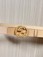 4.0宽淡雅色调巧妙融合文艺复兴时期的美学意象，焕新演绎80年代男士风尚。这款腰带饰有双G细节，交织字母图案配件和薄荷黄超级双G帆布面料令其更添魅力。接