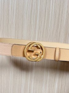 4.0宽淡雅色调巧妙融合文艺复兴时期的美学意象，焕新演绎80年代男士风尚。这款腰带饰有双G细节，交织字母图案配件和薄荷黄超级双G帆布面料令其更添魅力。接