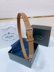 Prada 精致的腰带突显进口牛皮质感面料的优雅气质 饰以时尚的金色调金属搭扣和标志性的三角形徽标 腰带采用品牌标志性的Saffiano皮革打造 采用现代时尚潮