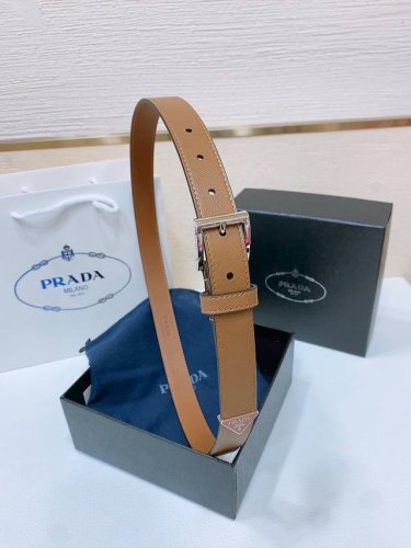 Prada 精致的腰带突显进口牛皮质感面料的优雅气质 饰以时尚的金色调金属搭扣和标志性的三角形徽标 腰带采用品牌标志性的Saffiano皮革打造 采用现代时尚潮