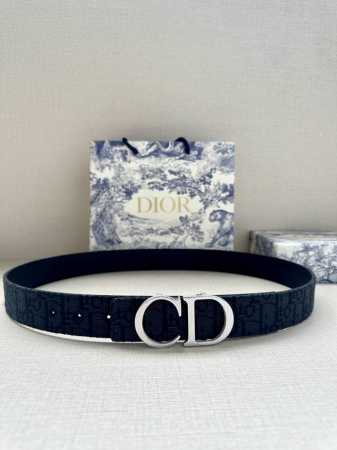 宽度3.5 Cm Dior 迪奥两面腰带款式迷人多样，采用多种材质精心打造，为各式廓形增添点睛之笔，彰显优雅醒目的气质。向迪奥钟爱的细节艺术致敬，彰显非凡的高雅 - 点击图像关闭