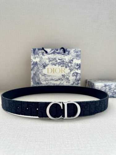 宽度3.5 Cm Dior 迪奥两面腰带款式迷人多样，采用多种材质精心打造，为各式廓形增添点睛之笔，彰显优雅醒目的气质。向迪奥钟爱的细节艺术致敬，彰显非凡的高雅