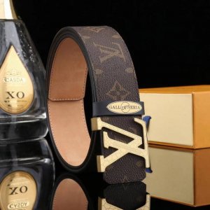 高端品质，实物拍摄 批￥ 配全套包装 品牌：Lv海外原单 扣头材质：精品实心钢扣 带身材质正面：40Mm宽度采用双面进口原版皮腰带，真空电镀五金扣头实物拍摄一等