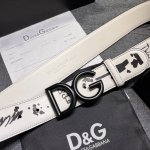 Dg. 宽4.0Cm，，原单 全新涂鸦印花小牛皮腰带，摩登干练配饰，缀以钯色电镀金属 Dg 徽标搭扣