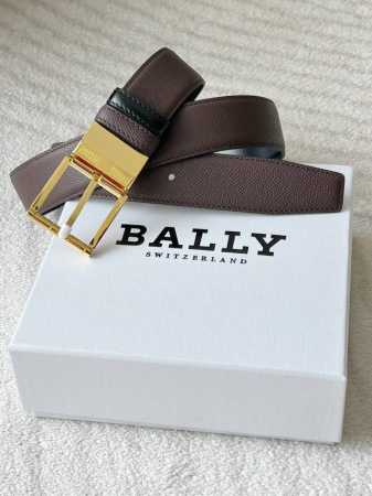 Bally 双面用皮带，宽度3.4Cm 深棕配色沉稳又不失优雅，掌纹皮质感满满，搭配闪耀的金色扣头 ，尽显奢华格调。无论是商务正装，还是休闲穿搭，它都能轻松适配 - 点击图像关闭