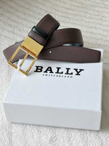 Bally 双面用皮带，宽度3.4Cm 深棕配色沉稳又不失优雅，掌纹皮质感满满，搭配闪耀的金色扣头 ，尽显奢华格调。无论是商务正装，还是休闲穿搭，它都能轻松适配