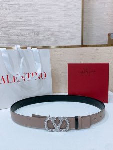 Vlogo Signature搭扣，饰以施华洛世奇仿珍珠 -施华洛钻 花纹搭扣 -进口小牛皮材质 进平纹带身 -宽度：3厘米