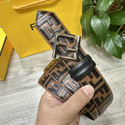 图片包装+10 Fendl 芬迪 专柜同款 宽40Mm 标志造型宽皮带。钉扣式带扣。棕色小牛皮制成。印有浮雕手绘黑色与棕色 Ff 图案。镀金表面金属制品，品质保
