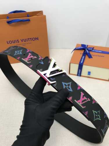 【品牌】Lv P240 【描述】这款饰有Lv带扣的腰带配以水牛皮衬里，覆以Monogram 牛皮。展现细腻的品牌特质，是牛仔裤的理想配件 lv字母带扣 mono