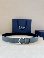 特 宽度3.5Cm Dior 这款腰带扣采用“Cd”标志造型，以金属覆层黄铜精心打造。可与各式 35 毫米腰带搭配，提升格调，打造优雅精致的造型。