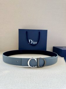特 宽度3.5Cm Dior 这款腰带扣采用“Cd”标志造型，以金属覆层黄铜精心打造。可与各式 35 毫米腰带搭配，提升格调，打造优雅精致的造型。