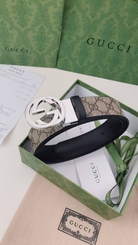 Gucci双面腰带，一侧为Gg Supreme高级人造帆布，反面一侧为单色皮革。配以Interlocking G带扣。3.7Cm宽