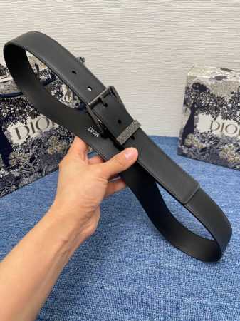Dior迪奥腰带擦色工艺搭配黑色粒面牛皮革里料，金属覆层黄铜腰带扣设计，镌刻有“Dior”标志，巧妙地提升格调，宽3.5Cm - 点击图像关闭