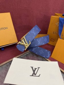 Lv Dimension Monogram Heritage 40毫米可翻转皮带证明，最难以忘怀的奢华时刻往往显得朴素。涂层的帆布表带展示出标志性的图案设计，与