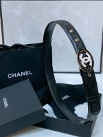 Chanel 24C 黄铜金属 水钻黑 与 白Logo搭扣 黄铜金属进口羊皮带身 饰有Cc小Logo手感柔软 细腻 3.0Cm