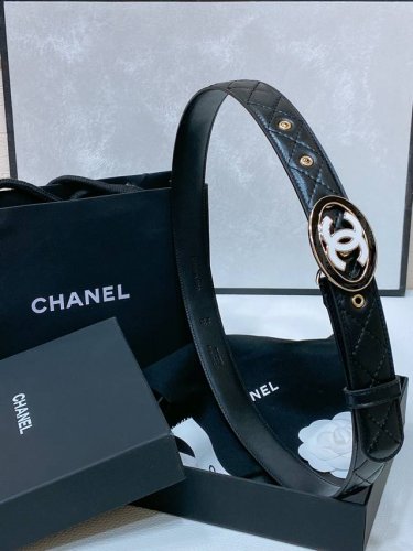 Chanel 24C 黄铜金属 水钻黑 与 白Logo搭扣 黄铜金属进口羊皮带身 饰有Cc小Logo手感柔软 细腻 3.0Cm