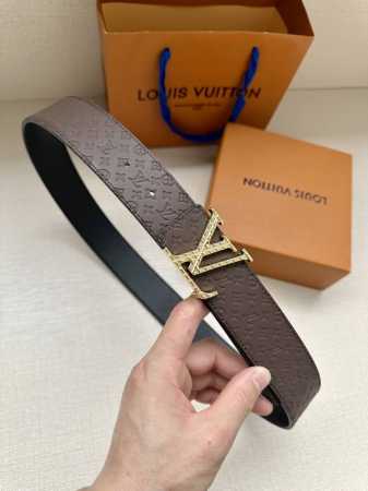 特 4.0宽 Lv Shadow 腰带拥有 Monogram Shadow 皮革的经典风尚和素面皮革的内敛格调 以摩登笔触焕新男士衣橱 - 点击图像关闭