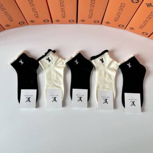 特 配专柜包装 Lv 路易威登 新款刺绣中短袜堆堆袜袜子！一盒五双，专柜同步筒袜袜子，大牌出街，潮人必备超好搭