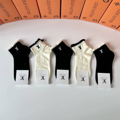 特 配专柜包装 Lv 路易威登 新款刺绣中短袜堆堆袜袜子！一盒五双，专柜同步筒袜袜子，大牌出街，潮人必备超好搭