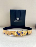 宽度3.8Cm Versace 此款印花腰带采用小牛皮制成，金色搭扣饰有品牌标志性的美杜莎头像！