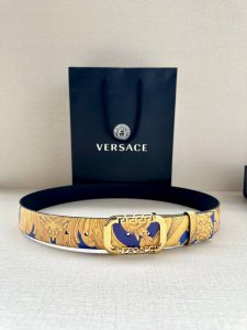 宽度3.8Cm Versace 此款印花腰带采用小牛皮制成，金色搭扣饰有品牌标志性的美杜莎头像！