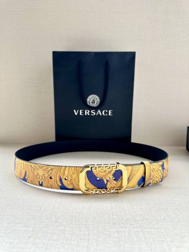 宽度3.8Cm Versace 此款印花腰带采用小牛皮制成，金色搭扣饰有品牌标志性的美杜莎头像！