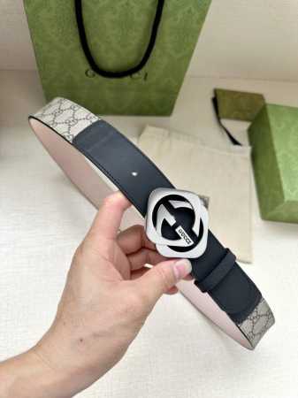 宽度4.0Cm Gucci 这款腰带在品牌系列中惊艳亮相，采用以经典颜色 乌木色组合呈现的品牌双g字母交织图案，与选用头层牛皮材质相得益彰。双色五金效果，突显时 - 点击图像关闭