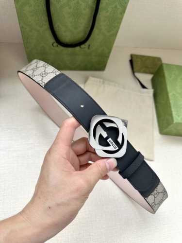 宽度4.0Cm Gucci 这款腰带在品牌系列中惊艳亮相，采用以经典颜色 乌木色组合呈现的品牌双g字母交织图案，与选用头层牛皮材质相得益彰。双色五金效果，突显时
