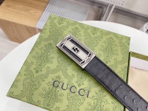 Gucci 古奇新款互扣式G带扣深受品牌辉煌的70年代经典设计所影响，得以重新诠释。安放于织纹纯皮腰带之上。正品一致的吊牌全套包装 配纸袋 礼品盒 亲们下单一定
