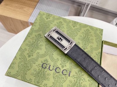 Gucci 古奇新款互扣式G带扣深受品牌辉煌的70年代经典设计所影响，得以重新诠释。安放于织纹纯皮腰带之上。正品一致的吊牌全套包装 配纸袋 礼品盒 亲们下单一定