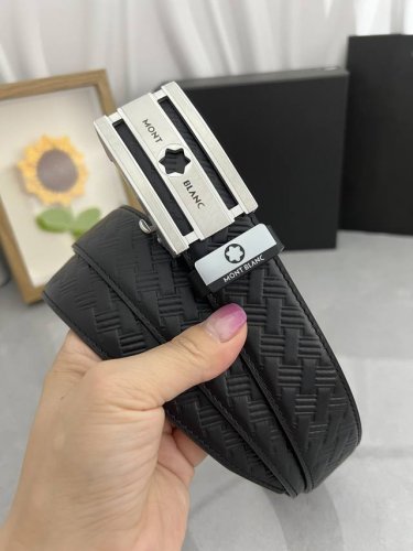 品名：万宝龙 Montblanc 自动带 材质：原单牛皮腰带 百分百头层牛皮腰带保证真皮，24K纯钢扣，专柜原单品质、做工精细，时尚大牌，送人自用首选 包装：
