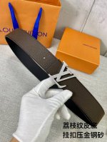 特 本款 Damier4.0宽双面腰带乃魅力天成的典范。由小牛皮制成，以点缀 搭扣的精心镂刻的 Damier 图案彰显品牌精湛工艺，风格时尚。双面皮带增添功能，