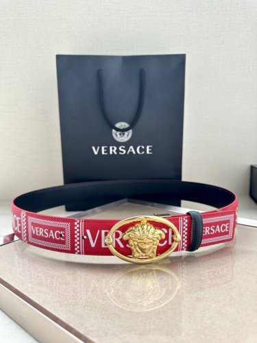 特 宽度4.0Cm Versace 范思哲 这款柔软鳄鱼皮饰带搭配一枚椭圆形美杜莎带扣。腰带饰有一枚金属圈环，宛如点睛之笔，本季标志性的Versace饰件点缀其