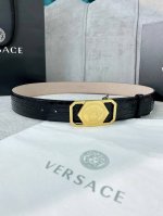 宽度4.0Cm。Versace 范思哲 此款石头纹砂底腰带饰有标志性的versace美杜莎头像带扣，彰显品牌格调。是一款精美的衣橱必备单品。