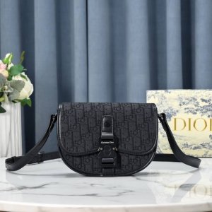 配盒子 。 专柜正品有售 顶级原版质量 Dior男女通用斜挎包，原厂出品，必定精品重金打版复刻原版头层纳帕小牛皮复刻专柜独家布料皮质柔软定制专柜原版五金完美工艺