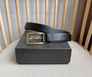 特 Prada 普拉达 专柜最新款 这款简约而精致的腰带取材标志性的Saffiano皮革打造 配以雕刻式徽标金属搭扣 宽3.0