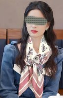 迪澳2025春夏季新款，太美了 买到都说好下手一定要快高端 大爱女人尤物 货极少 四季都可以用真心美的让人非常非常心动 上身效果简直美翻了 品质非常完美整个围巾