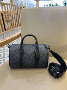 新款 Coach蔻驰Compass系列小号25号男士波士顿Ccf49 Ccb83经典标志老花枕头包，男女通用款，可做情侣款，经典标志印花帆布涂层配牛皮革，可手提